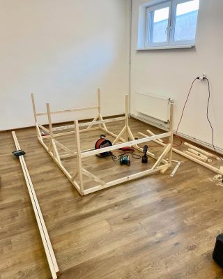 Krejčovský stůl 🪚 v plném proudu 👩‍🔧 3 x 2 metry 🫢