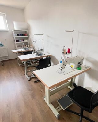 🧵 Naše krásná šicí dílna v niž šijeme všechny hedvábné kousky. 🇨🇿Jsme z ČR, šijeme v srdci Beskyd. #sicidilna #hedvabi...