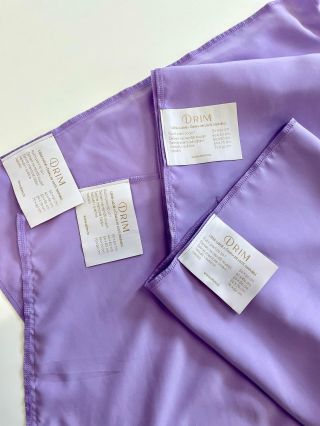 Všívání etiket do 100% hedvábných povlaků DRIM. 🦋 Hedvábně jemný spánek na motýlím vlákně…